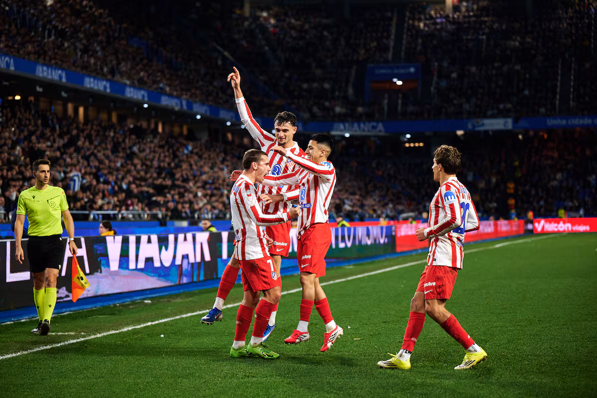 Griezmann impone su ley en Riazor Griezmann (izquierda) festeja con varios compañeros el tanto que le dio este martes el triunfo al Atlético en Riazor.