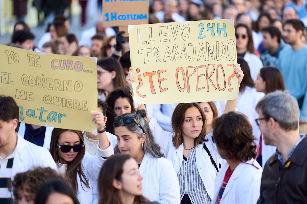 Guardias, remuneración, horas de trabajo: lo que piden los médicos que van a la huelga y lo que propone Sanidad en el nuevo Estatuto Marco EL PAÍS