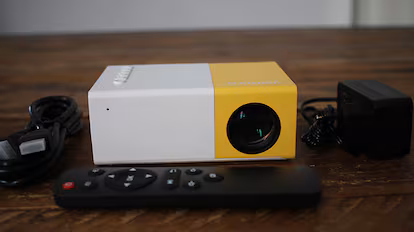 Elegimos los mejores proyectores portátiles para ver películas Proyector portátil en una mesa de madera.