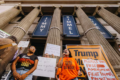 As Hollywood holds back, television pushes back against Trump 2.0 Protesta frente al teatro El Capitán, en Hollywood Boulevard, California, el 18 de septiembre de 2025.