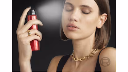 El espray fijador de L’Oreál que arrasa en redes con el que despedirte de las manchas de maquillaje en la ropa Espray fijador de maquillaje L'Oreál