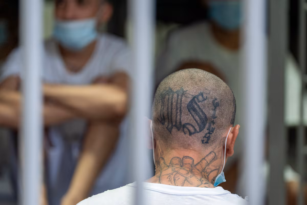 Inician los juicios masivos contra supuestos pandilleros en El Salvador EL PAÍS