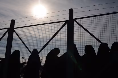 Liberados del campamento sirio de Al Hol que acaba de controlar el ejército: “Para los guardas, todos éramos terroristas” Liberados del campamento sirio de Al Hol que acaba de controlar el ejército: “Para los guardas, todos éramos terroristas”