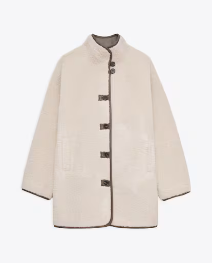 Cómo llevar el borreguito, el tejido más amoroso, en 2026 Cómo llevar el borreguito, el tejido más amoroso, en 2026