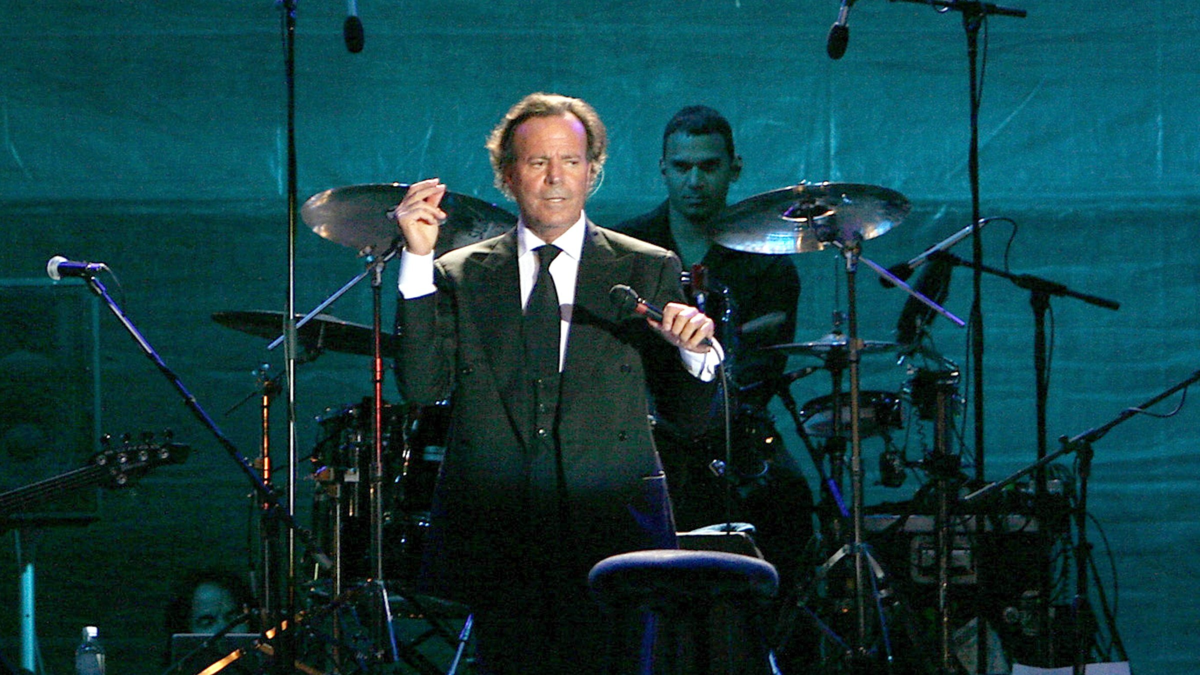 Julio Iglesias le habría solicitado a sus exempleadas realizarse ecografías y pruebas de VIH mientras trabajaban para él: esto dijo el artista Julio Iglesias le habría solicitado a sus exempleadas realizarse ecografías y pruebas de VIH mientras trabajaban para él: esto dijo el artista
