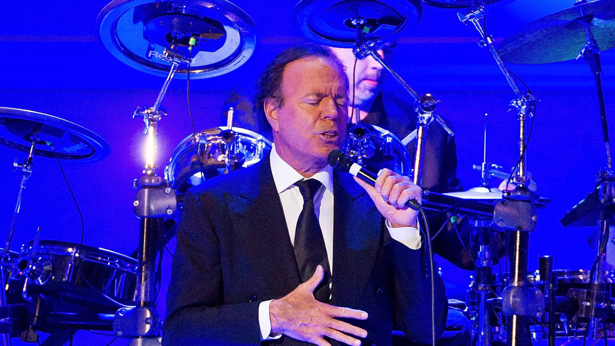 Julio Iglesias publicó mensajes que habrían sido enviados por sus exempleadas para demostrar su inocencia tras denuncias: 'La evidencia es clara' Julio Iglesias publicó mensajes que habrían sido enviados por sus exempleadas para demostrar su inocencia tras denuncias: 'La evidencia es clara'
