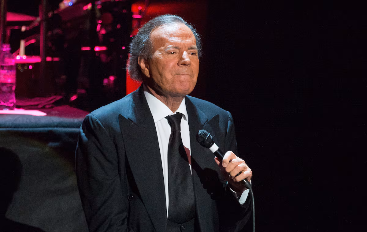Julio Iglesias rompe su silencio y niega las acusaciones de acoso y agresión sexual de dos exempleadas EL PAÍS