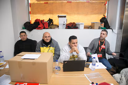 Los repartidores de Glovo se asoman al sindicalismo: “Es la primera vez que voto en España” Los repartidores de Glovo se asoman al sindicalismo: “Es la primera vez que voto en España”