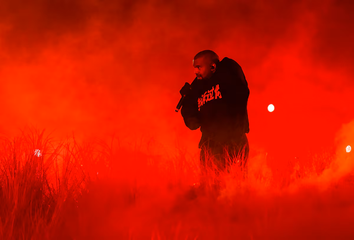 Kanye West pide perdón con un anuncio en ‘The Wall Street Journal’ y achaca su bipolaridad a un accidente de coche: “Me avergüenzo profundamente de mis acciones” EL PAÍS