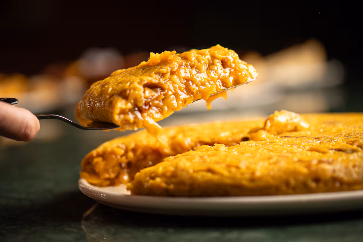 La Embajada: parada obligatoria para los devotos de la tortilla de patatas (eso sí, con mucha cebolla) EL PAÍS