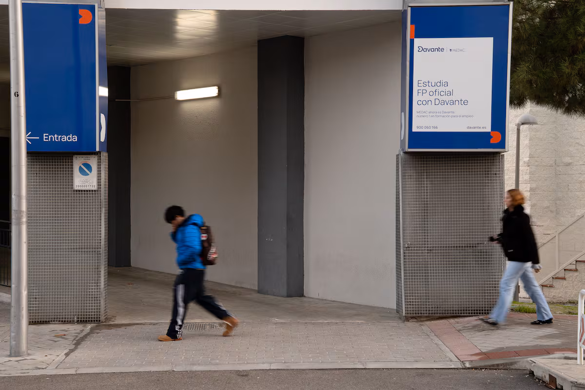 La FP privada crece el doble de rápido que la pública: miles de jóvenes pagan hasta 9.000 euros por cursar una titulación EL PAÍS