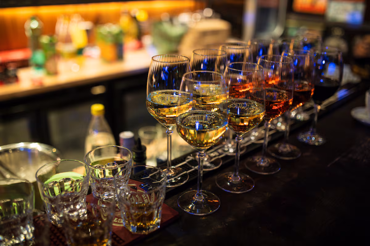 La OMS alerta de que los bajos impuestos al alcohol y a las bebidas azucaradas disparan los riesgos para la salud EL PAÍS