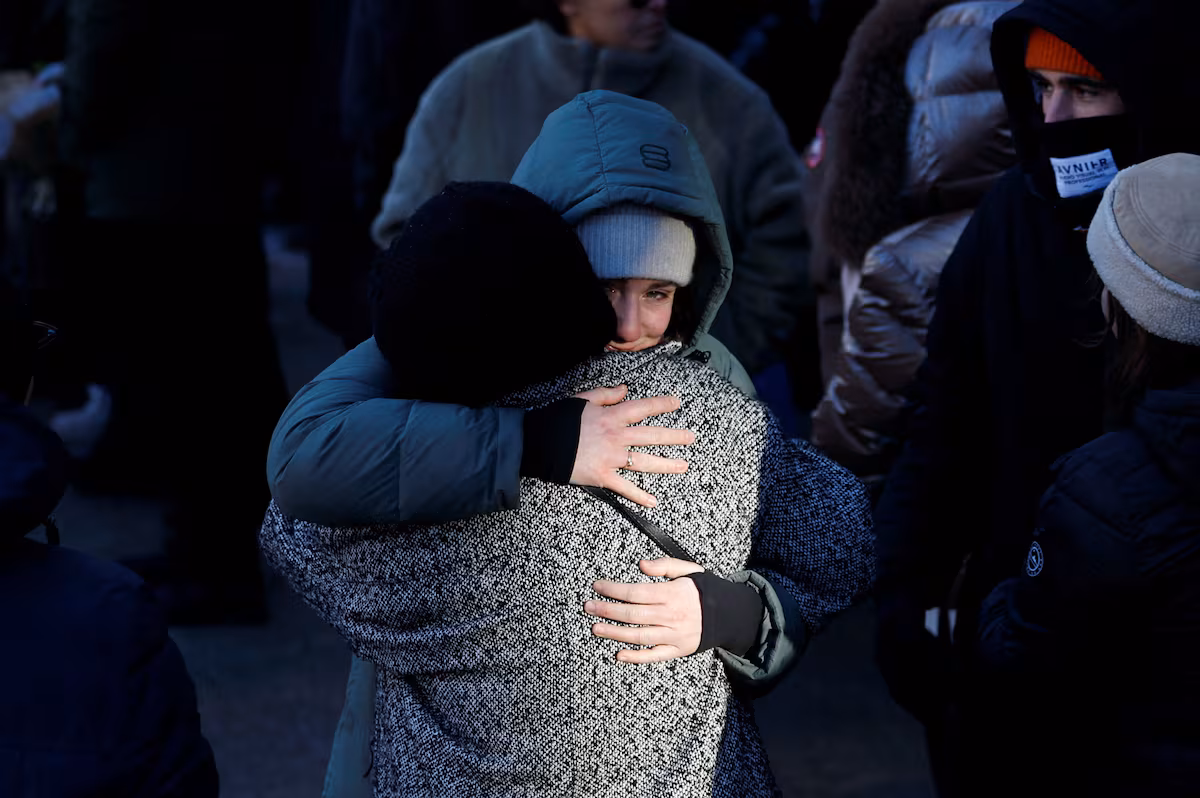 La Policía suiza identifica a otras 16 víctimas mortales del incendio en un bar de Crans-Montana EL PAÍS