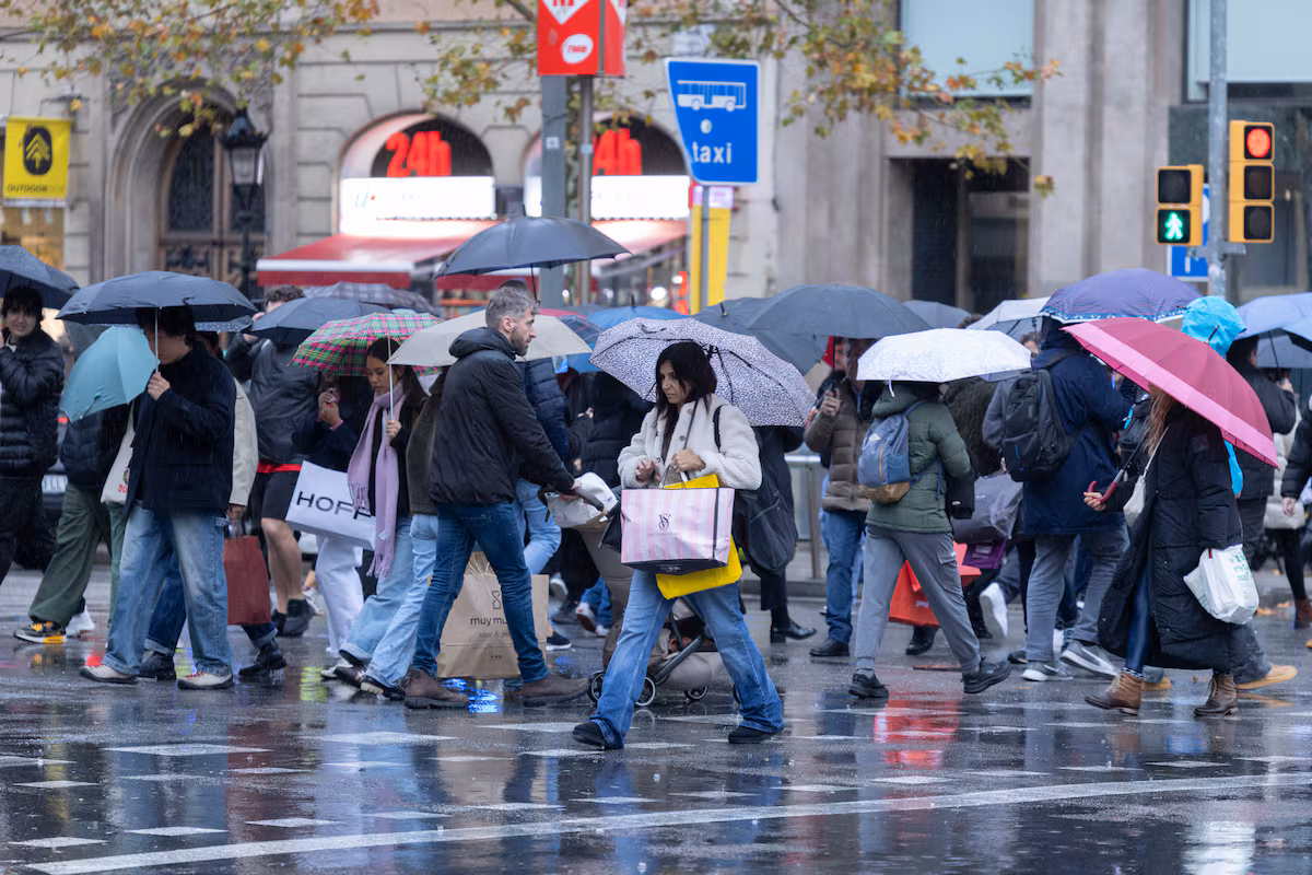 La borrasca ‘Harry’ azota el Mediterráneo con un fuerte temporal de mar, lluvias persistentes y nieve abundante EL PAÍS