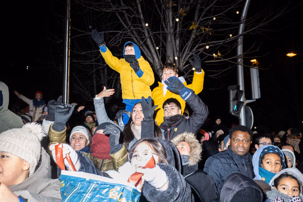 La cabalgata de Madrid vista desde la escalera gigante de la familia Arbizu Rodríguez EL PAÍS