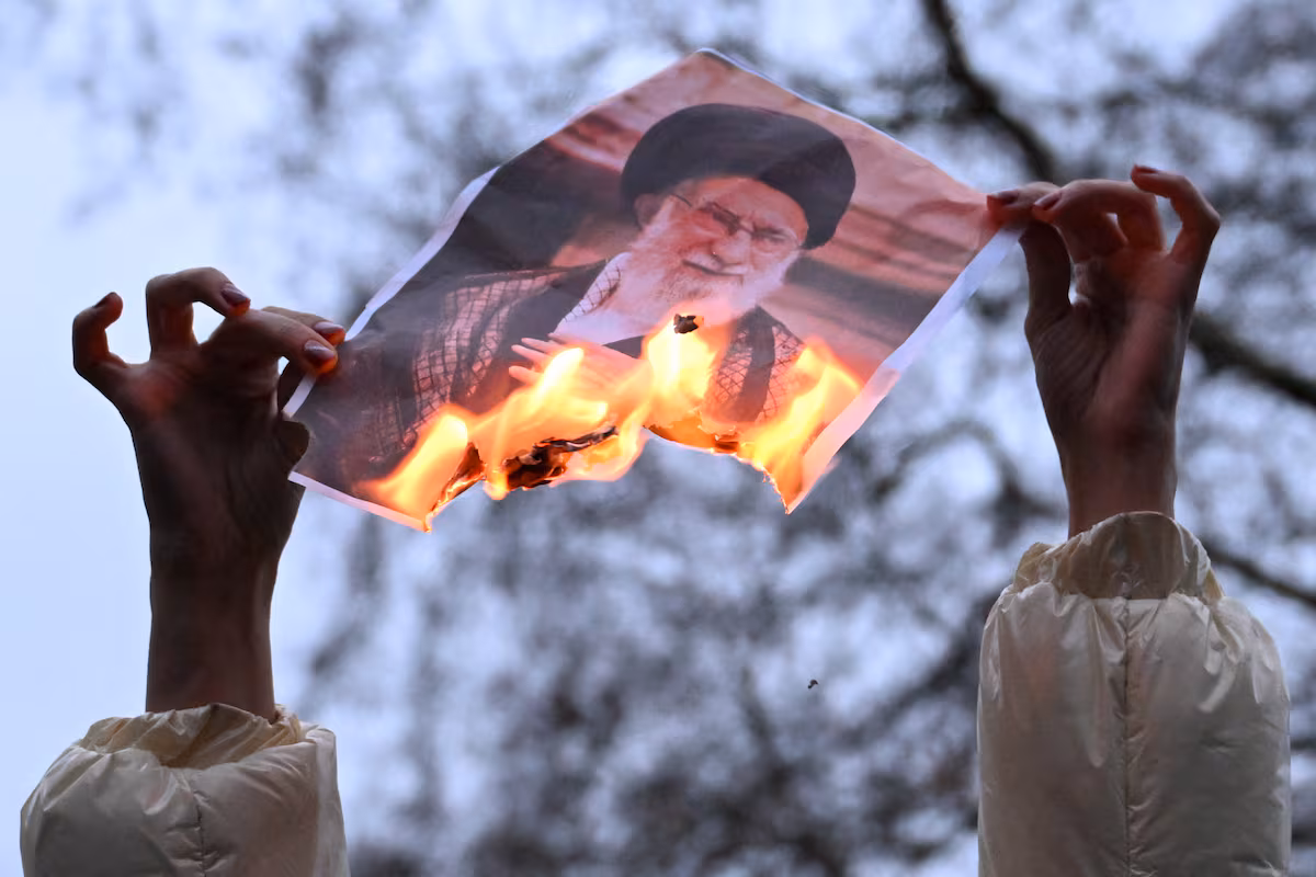 La dureza de la represión en Irán sofoca las protestas mientras el Gobierno dice tener la situación “controlada” EL PAÍS