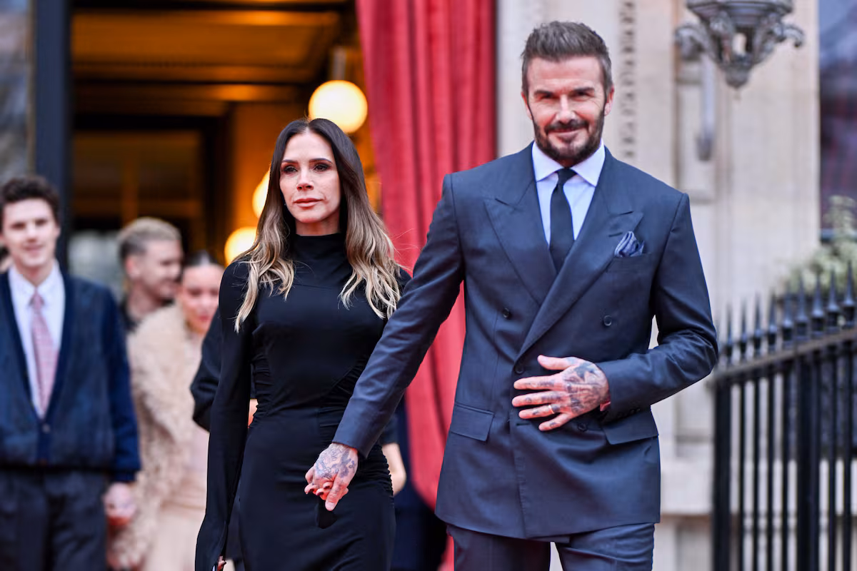 La familia Beckham reaparece unida en París para arropar a Victoria una semana después de la ruptura con Brooklyn EL PAÍS