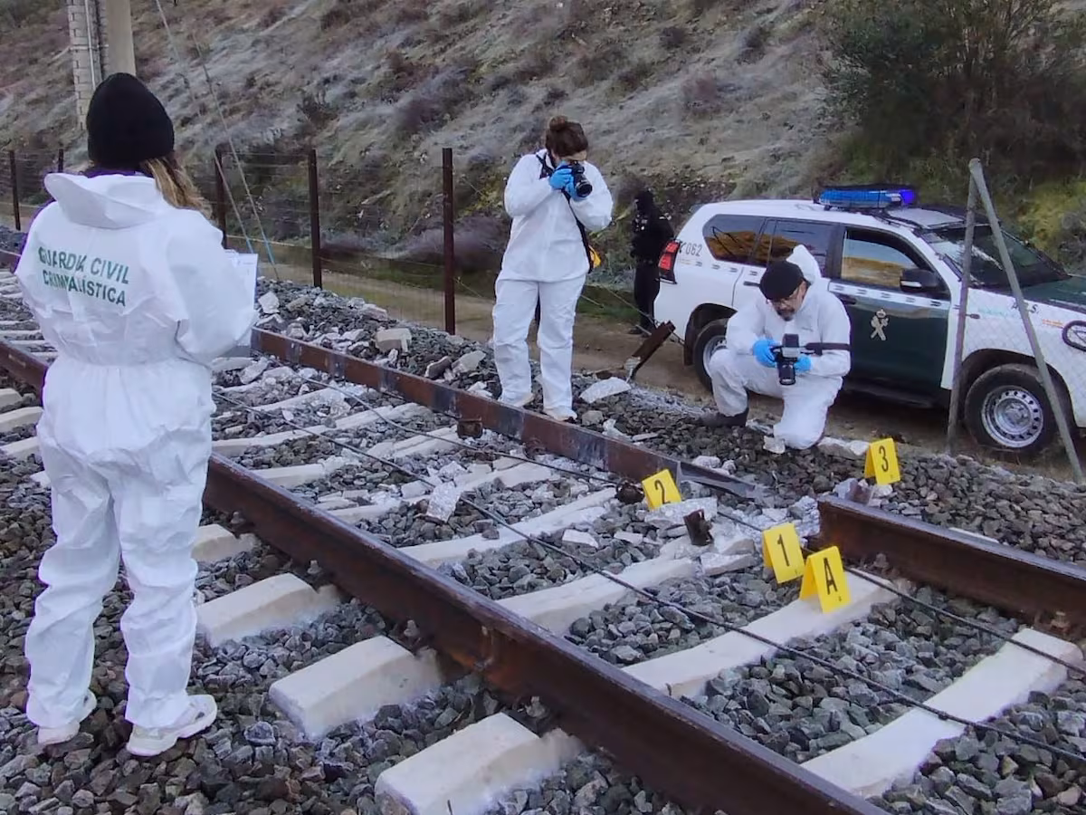 La investigación del siniestro de Adamuz apunta a una rotura de la vía EL PAÍS