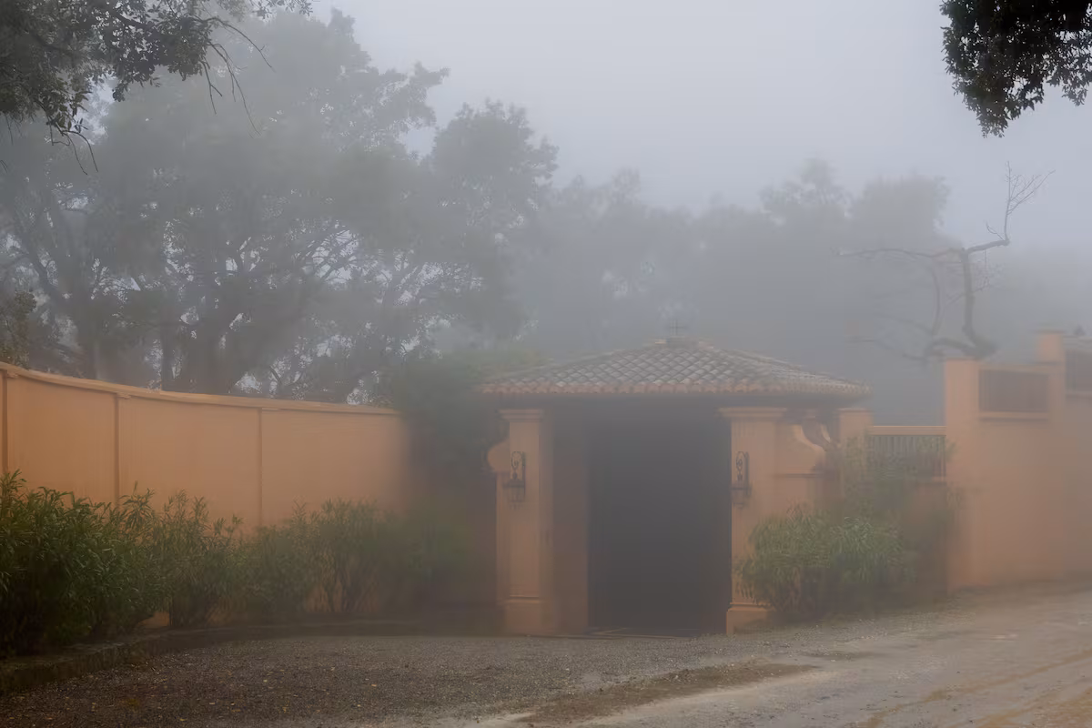 La mayoría sigue hablando bien de Julio Iglesias en Ojén, el pueblo de Málaga donde tiene una mansión EL PAÍS
