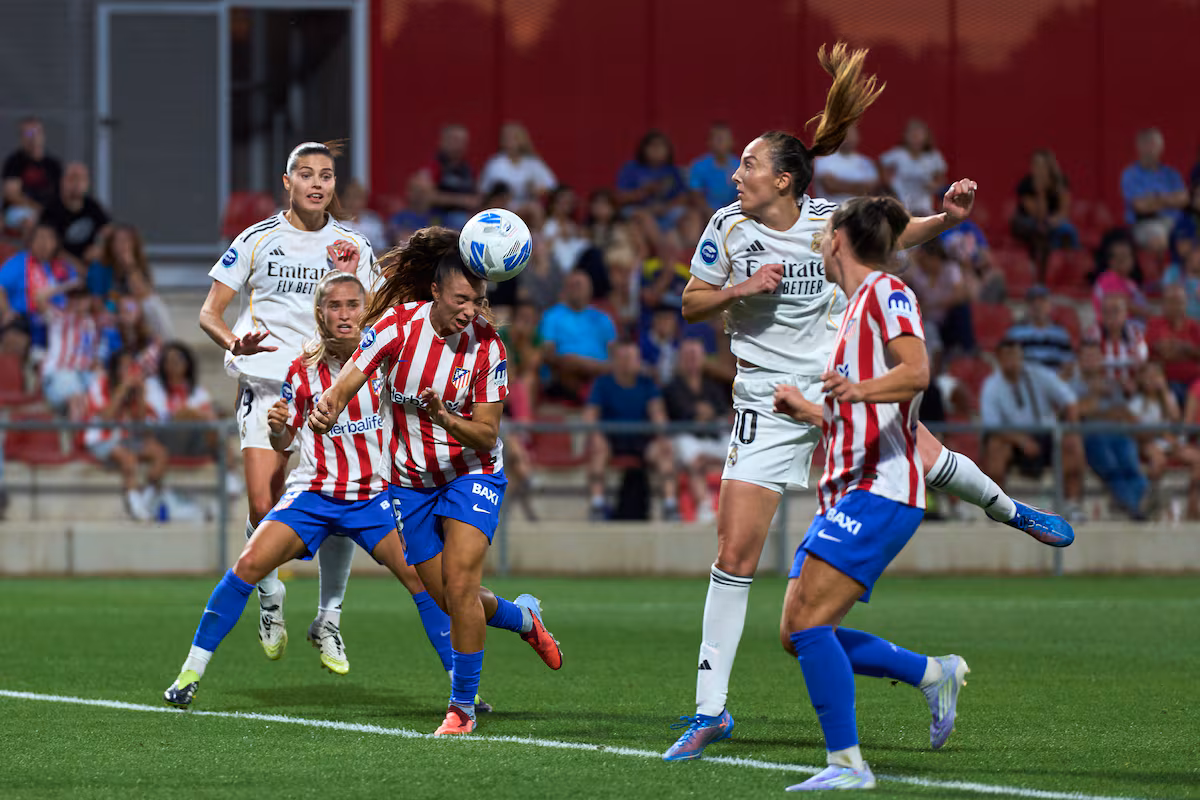 La primera bala del Real Madrid para arreglar la temporada pasa por la Supercopa Silvia Lloris despeja el balón ante Caroline Weir en el partido entre el Atlético y el Madrid de Liga F