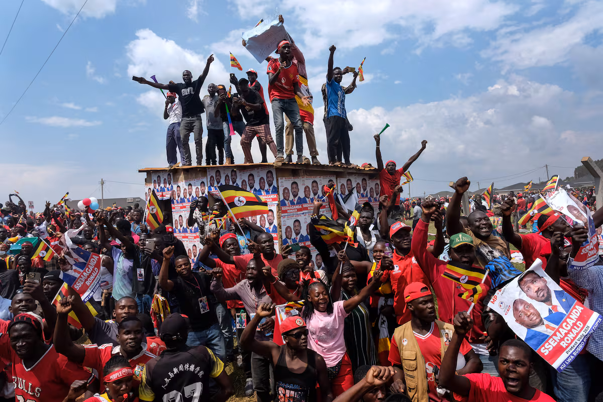 La represión protagoniza las elecciones en Uganda: cortes de internet, detención de periodistas y linchamiento a opositores EL PAÍS