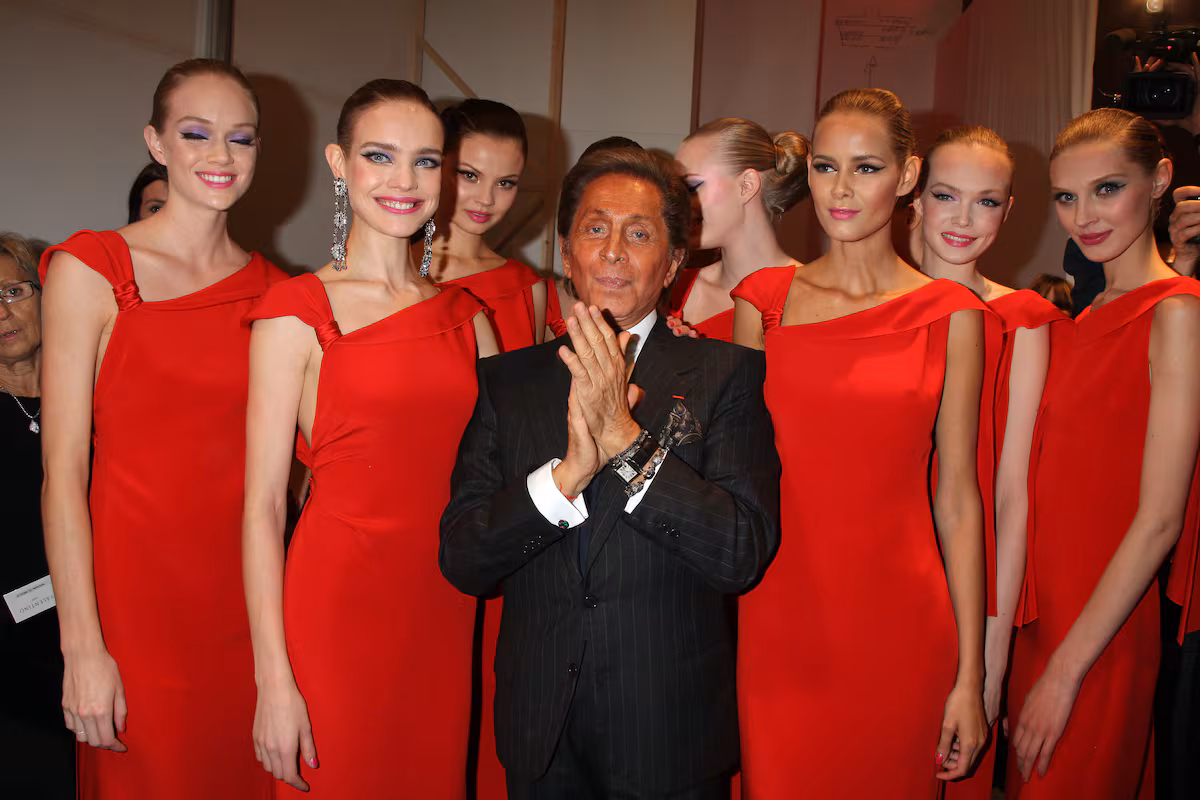 La vida de Valentino, el dueño y señor del color rojo, en imágenes EL PAÍS