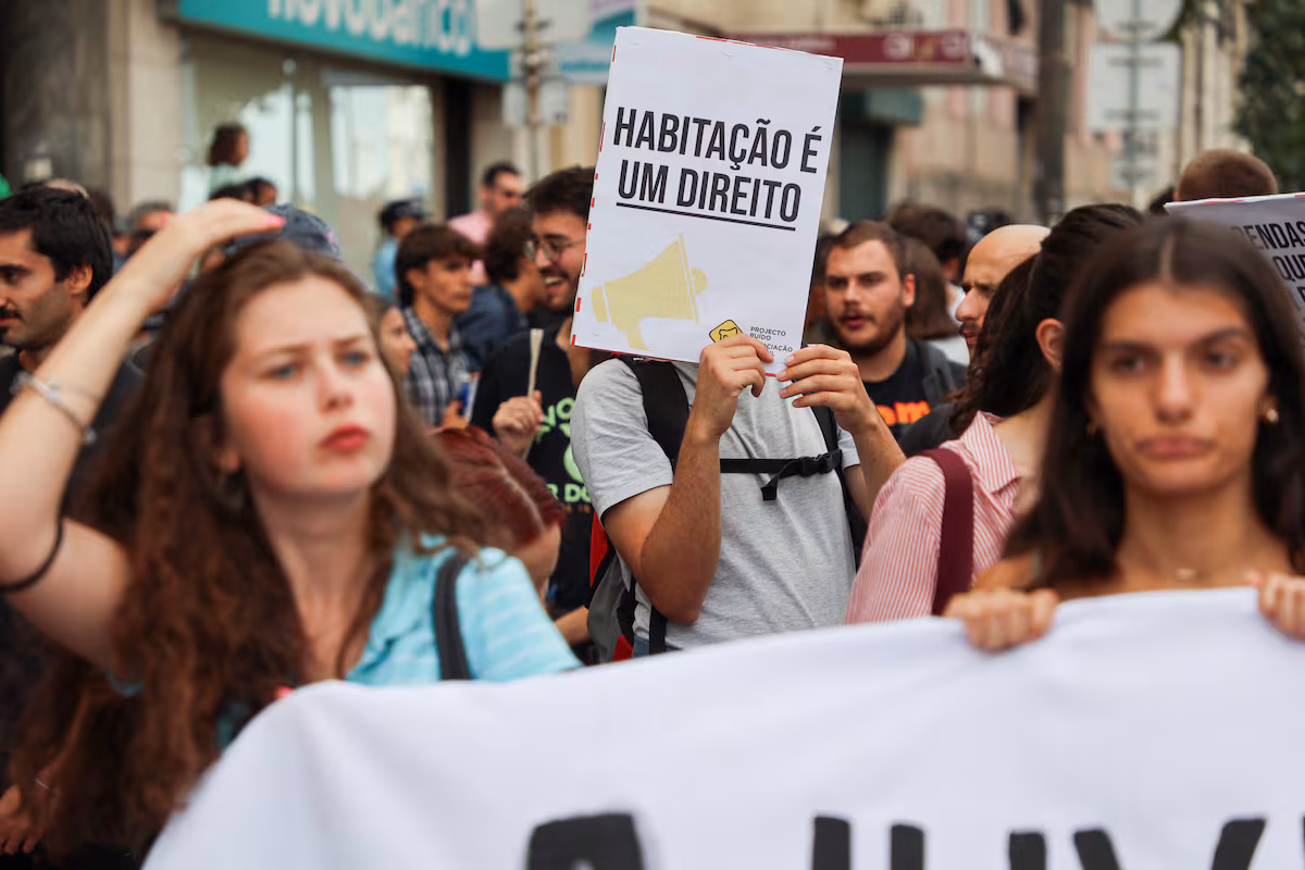 Las dificultades para acceder a una casa en Portugal, el país con la vivienda más sobrevalorada de la UE: “No consigo vivir sola” EL PAÍS