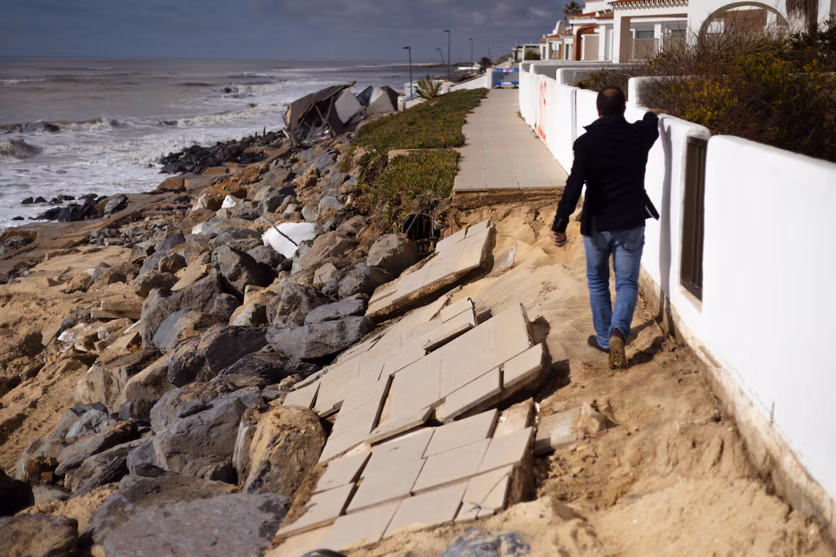 Las imágenes de Matalascañas, una costa devastada por el avance implacable del Atlántico EL PAÍS