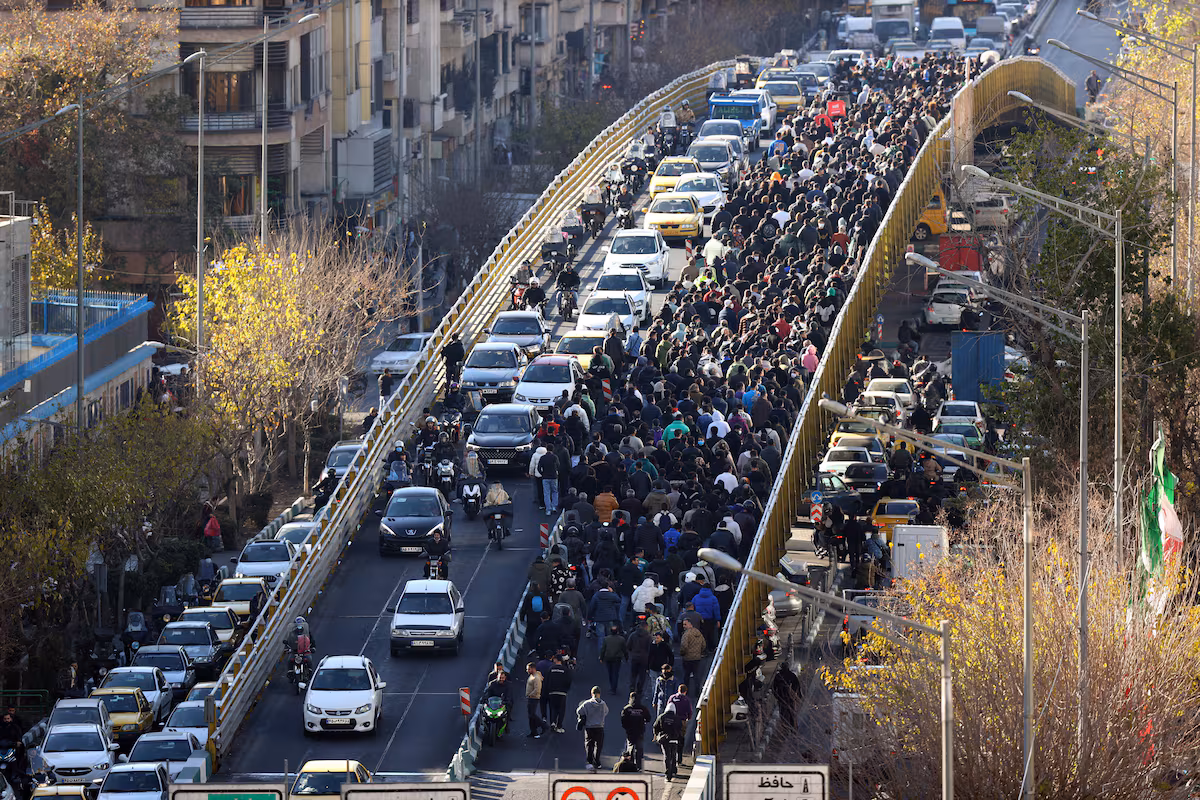Las movilizaciones en Irán registran el primer muerto en las protestas contra la inflación EL PAÍS