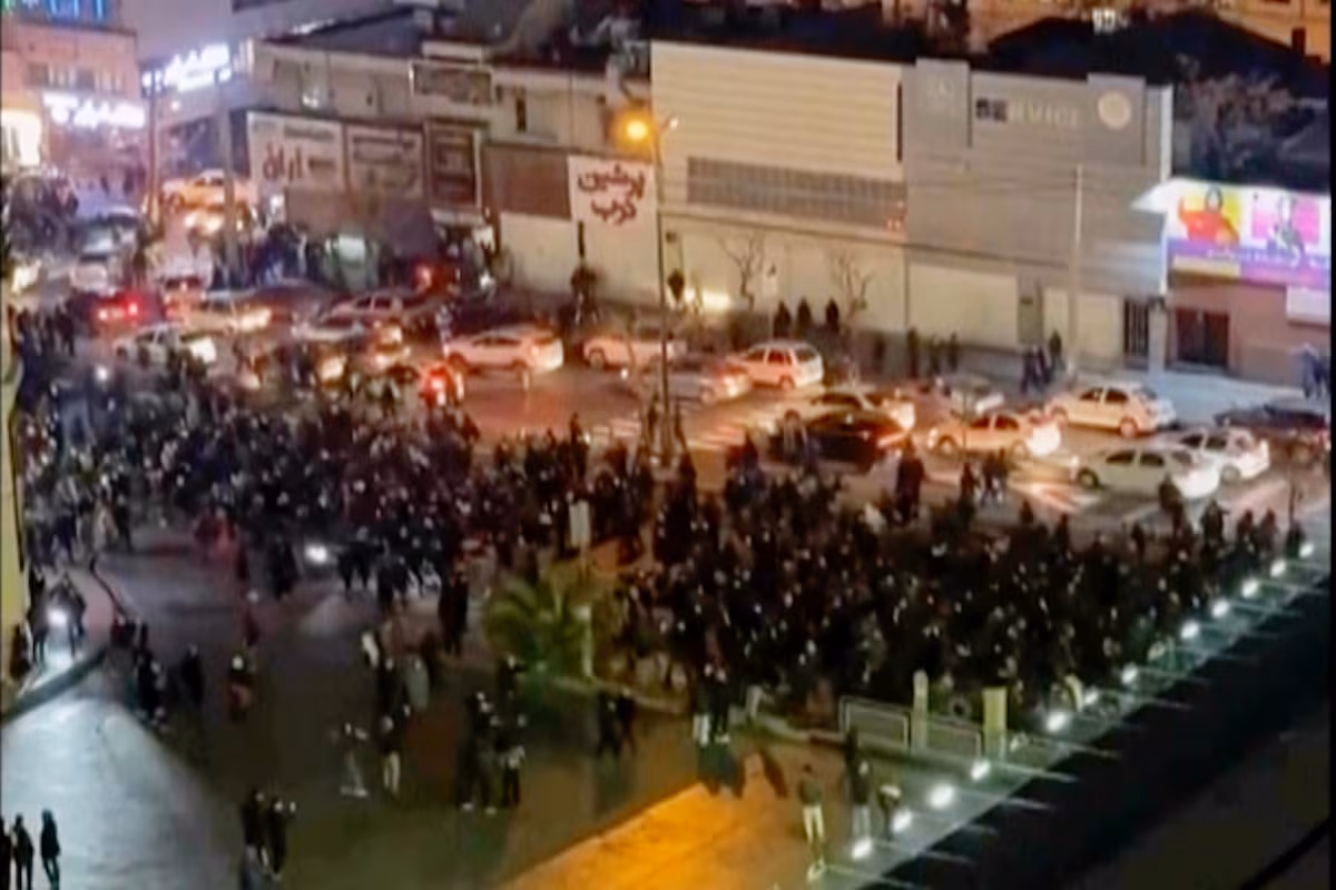 Las protestas en Irán crecen en un momento de debilidad del régimen Las protestas en Irán crecen en un momento de debilidad del régimen