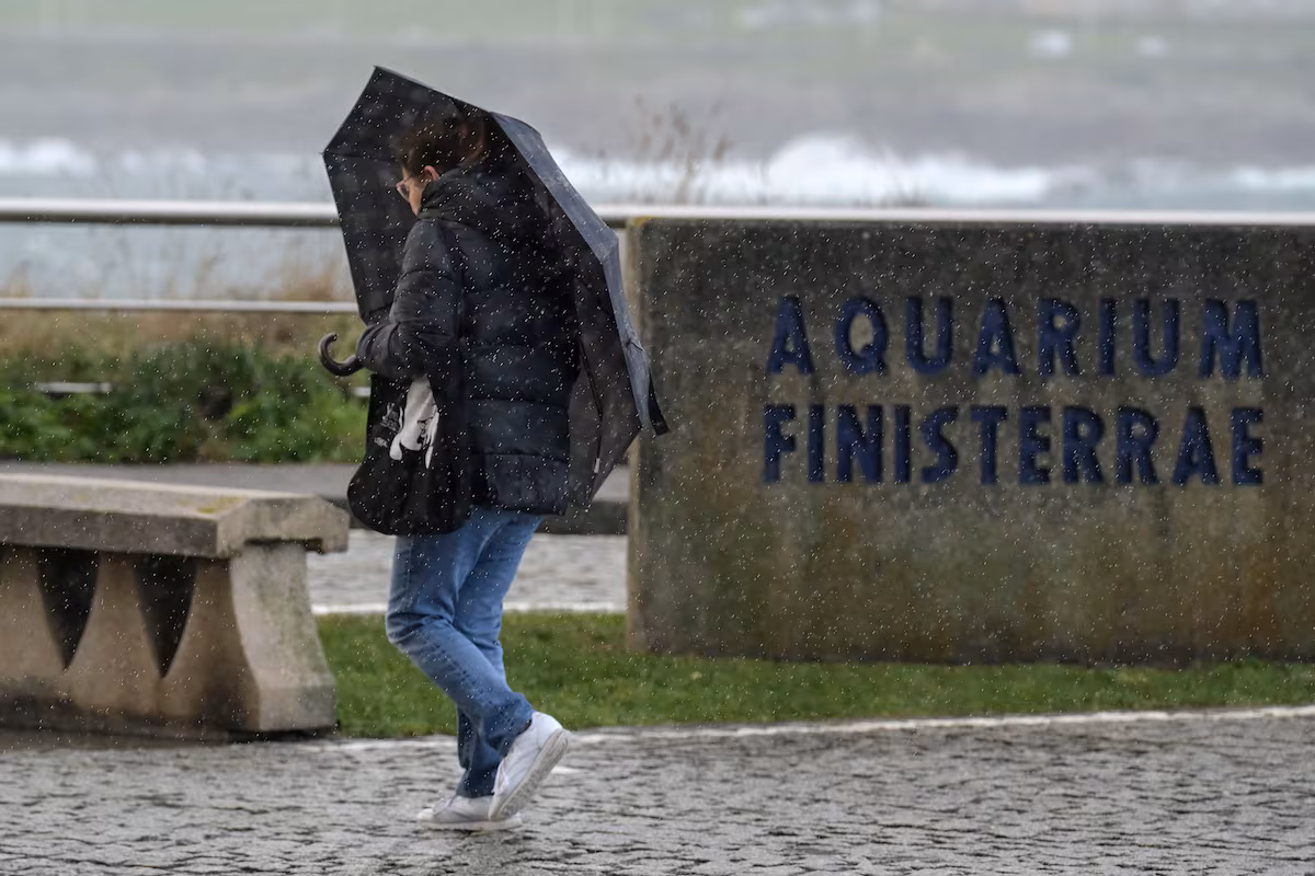 Lluvias en Galicia y viento en el norte marcan el inicio de una semana fría en toda la Península EL PAÍS