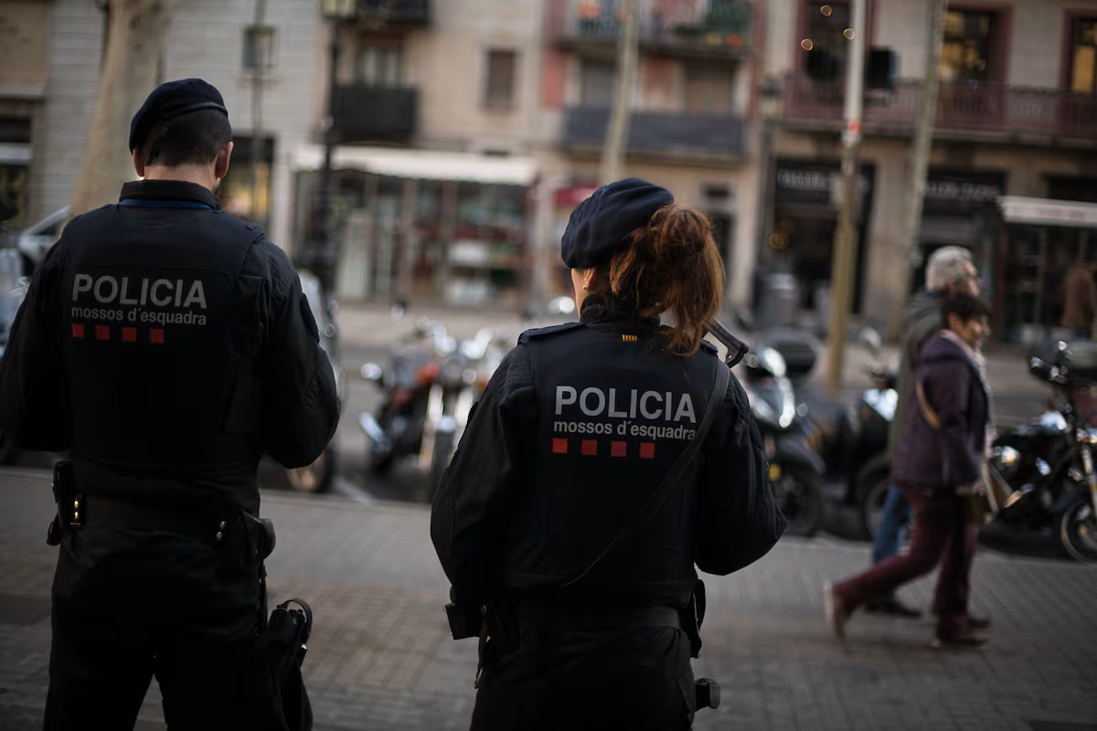 Los Mossos cargan en una protesta contra el grupo neonazi Núcleo Nacional en Sentmenat (Barcelona) EL PAÍS