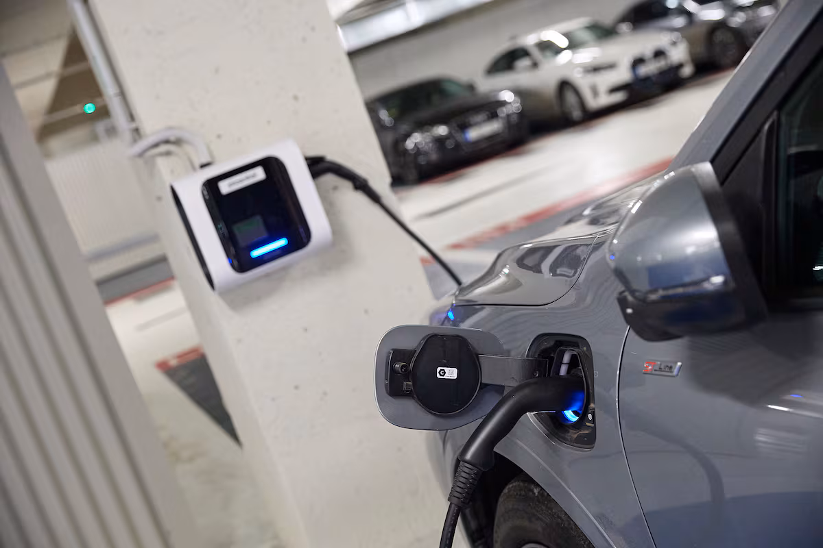 Los concesionarios advierten de un parón de pedidos por la incertidumbre en las ayudas del Gobierno al coche eléctrico Cinco Días
