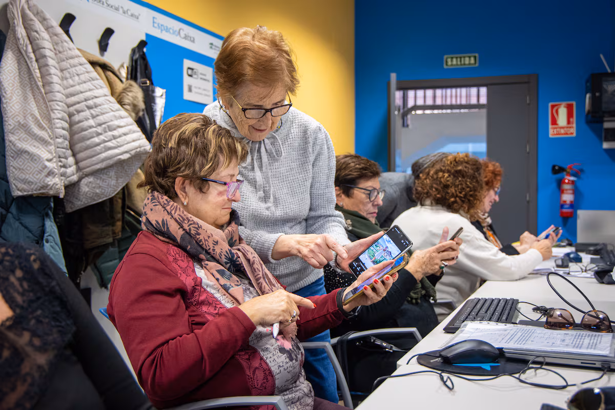 Los nuevos teléfonos para mayores se controlan a distancia EL PAÍS