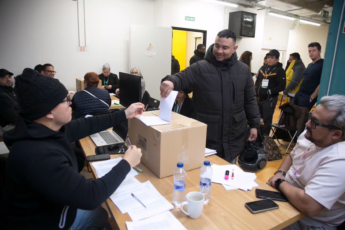 Los repartidores de Glovo se asoman al sindicalismo: “Es la primera vez que voto en España” EL PAÍS