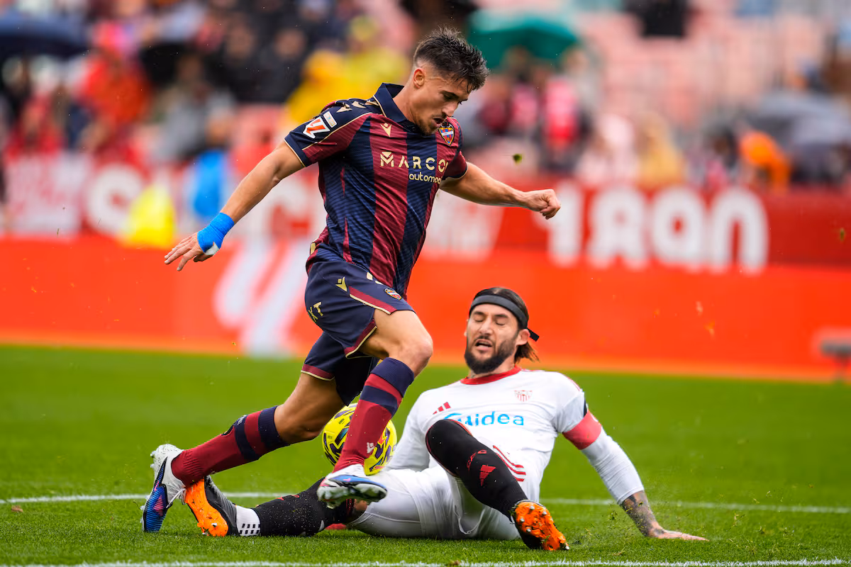 Luis Castro se estrena en el Levante con un triunfo ante un pobre Sevilla Iván Romero