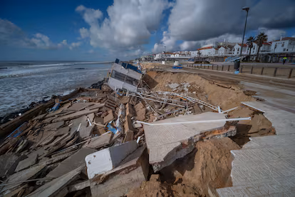 Matalascañas, la playa idílica que pierde la batalla contra el mar: “Mi casa se caerá la primera” Matalascañas, la playa idílica que pierde la batalla contra el mar: “Mi casa se caerá la primera”
