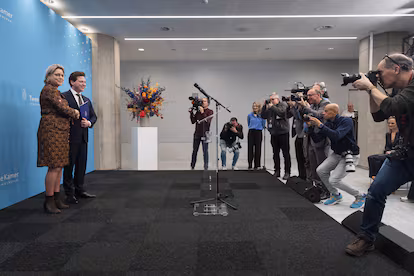 La nueva coalición de gobierno en Países Bajos presenta un programa que requerirá pactos constantes con la oposición La nueva coalición de gobierno en Países Bajos presenta un programa que requerirá pactos constantes con la oposición