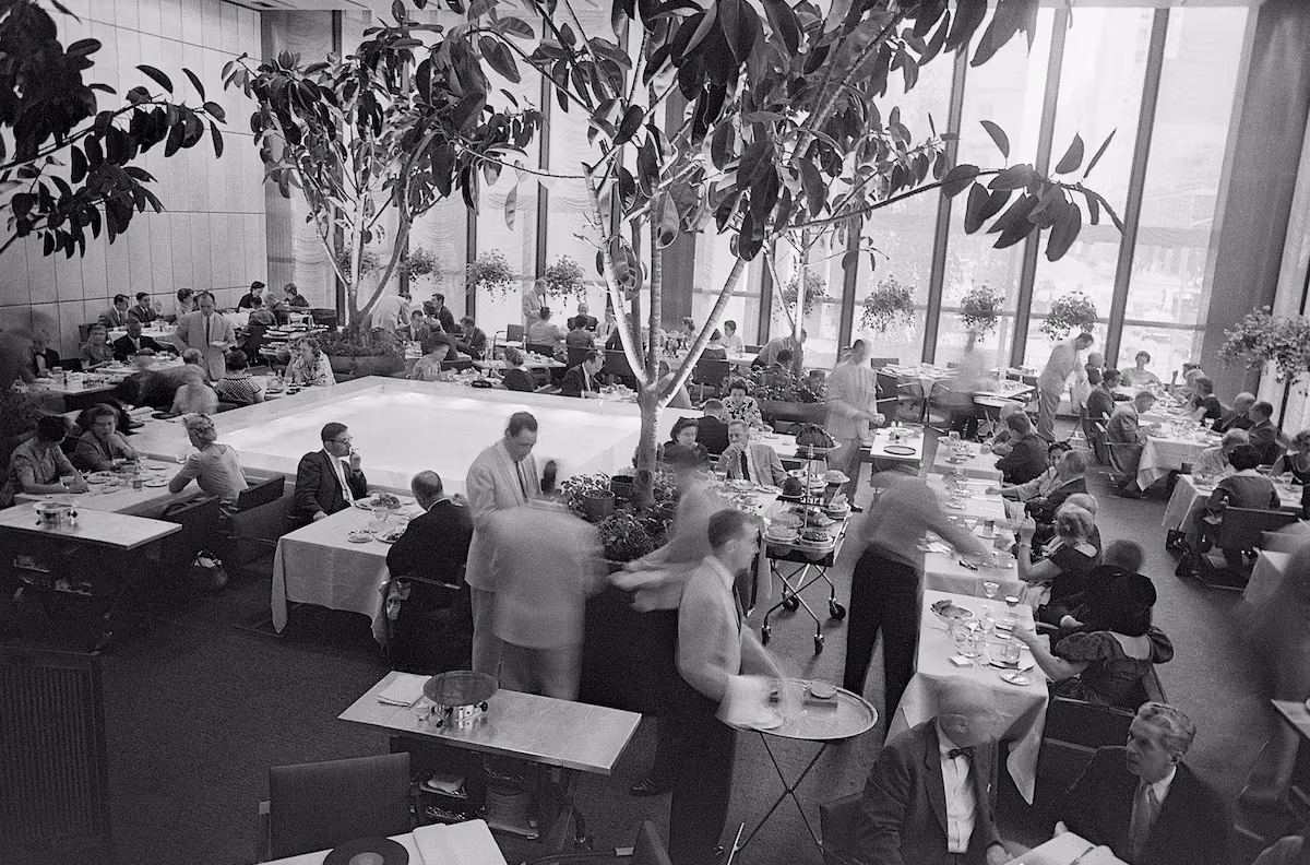 Marilyn cantando, Dalí protestando y un estanque al lado de la mesa: The Four Seasons, el añorado restaurante que hoy sería imposible EL PAÍS
