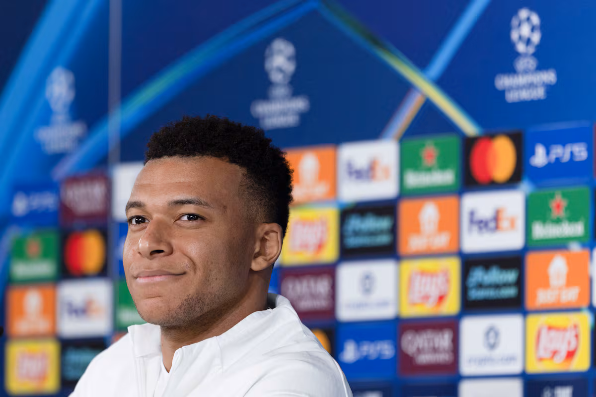 Mbappé: “No es culpa de Vini si jugamos como jugamos. Si pitan, tienen que pitar a toda la plantilla” EL PAÍS