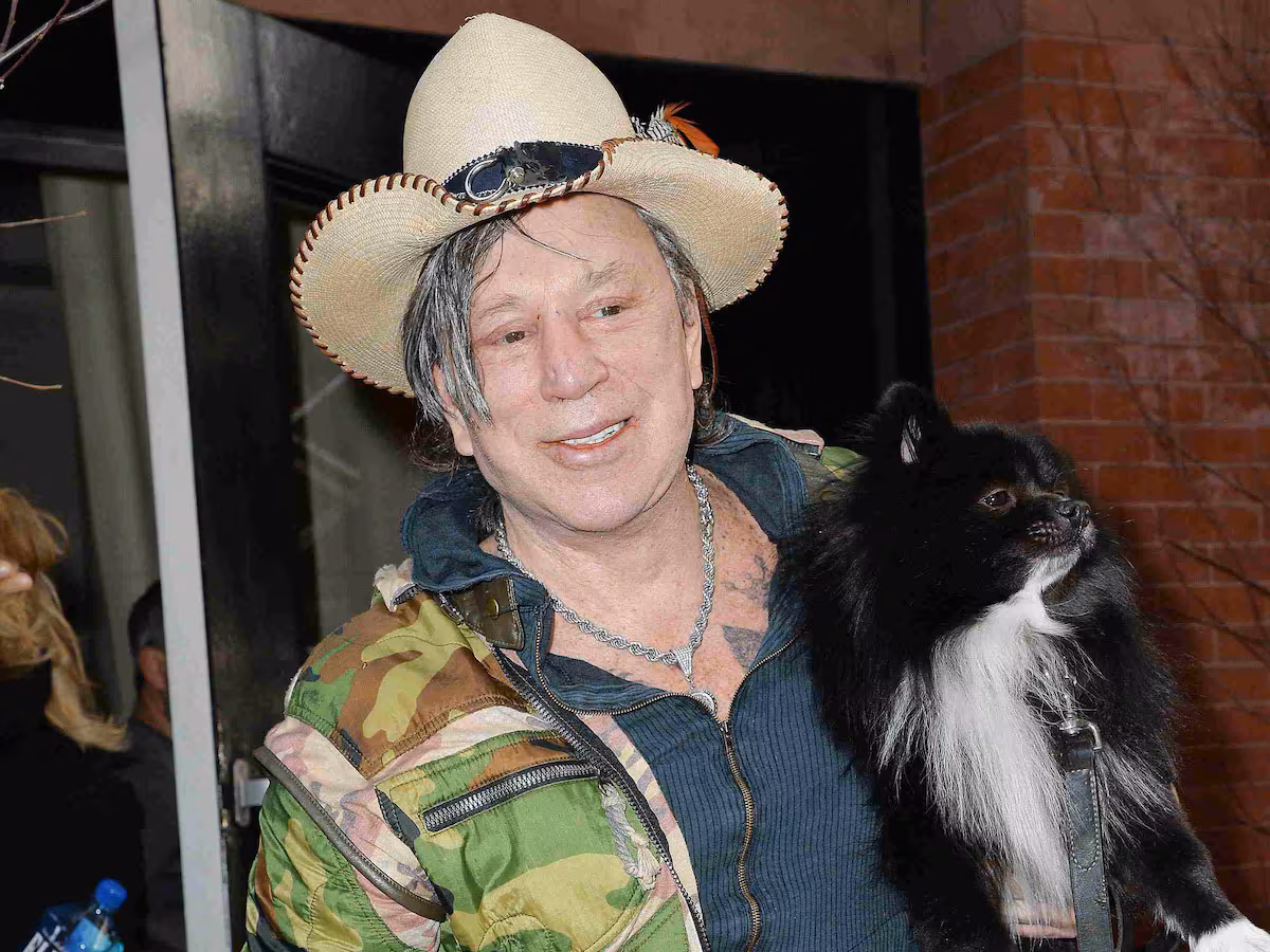 Mickey Rourke niega estar detrás de la recaudación de fondos organizada por su equipo, preocupado por su situación: “Es humillante” EL PAÍS