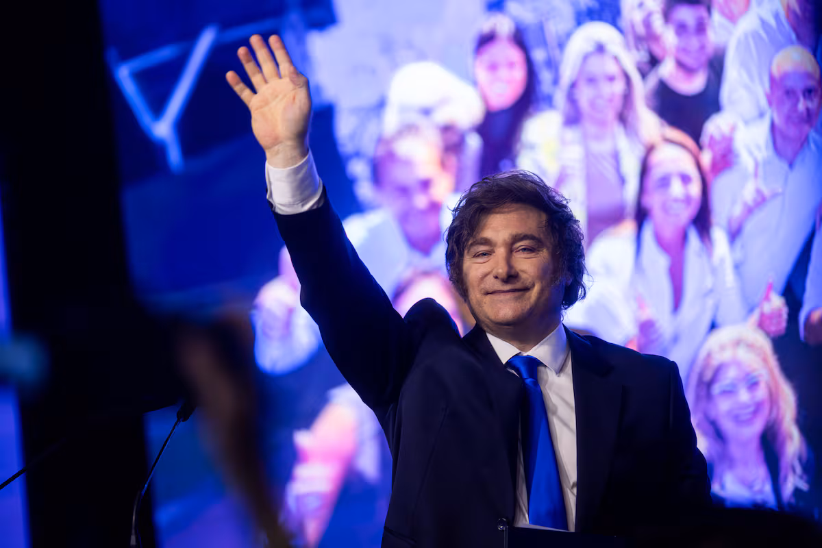 Milei celebra un descenso del riesgo país, el indicador que obsesiona a los argentinos EL PAÍS