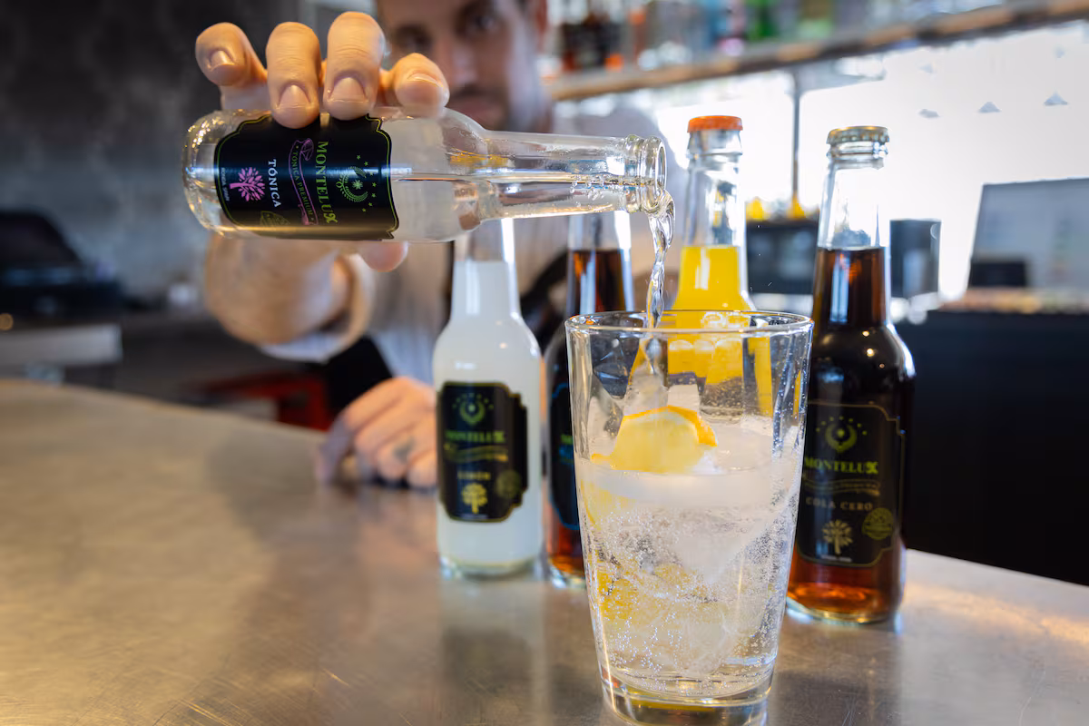 Montelux: los refrescos andaluces que se abren camino entre gigantes EL PAÍS