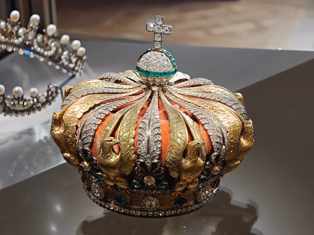 Nuevas imágenes de las cámaras del Louvre muestran por primera vez el robo en el interior del Museo EL PAÍS