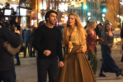 Los mensajes entre Blake Lively y Taylor Swift que demuestran cómo se fue a pique su amistad: “Últimamente, me siento mala amiga” Justin Baldoni y Blake Lively, en un momento del rodaje de 'Romper el círculo', en enero de 2024 en Jersey City, Nueva Jersey.