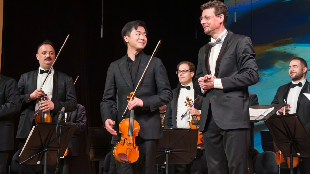 Ovaciones de pie y debut de Simon Zhu marcaron el primer concierto del Cartagena Festival de Música Clásica Ovaciones de pie y debut de Simon Zhu marcaron el primer concierto del Cartagena Festival de Música Clásica
