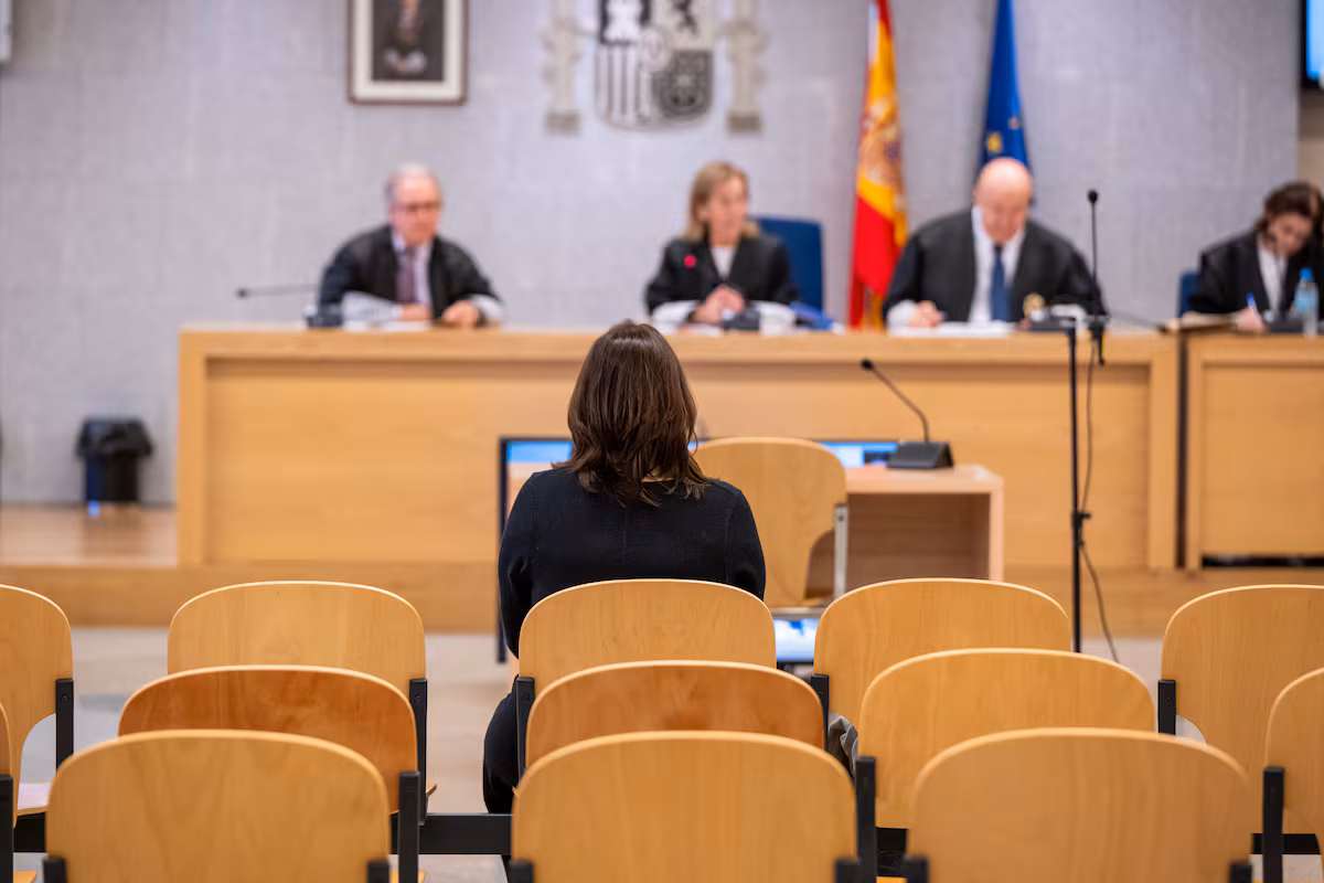 Policías fallecidos, audios perdidos y testigos que ya no aparecen: la Audiencia Nacional celebra un juicio tras 25 años de investigación EL PAÍS