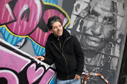Rachid B, el migrante anónimo que terminó en las listas de lo mejor del año: “Yo era un tío que iba cantando por las esquinas. Esto da un poco de vértigo” Rachid B, el migrante anónimo que terminó en las listas de lo mejor del año: “Yo era un tío que iba cantando por las esquinas. Esto da un poco de vértigo”