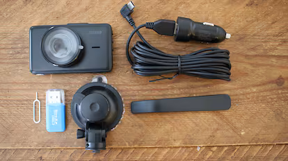 Probamos las mejores ‘dash cam’ para el coche Dashcam sobre una mesa de madera