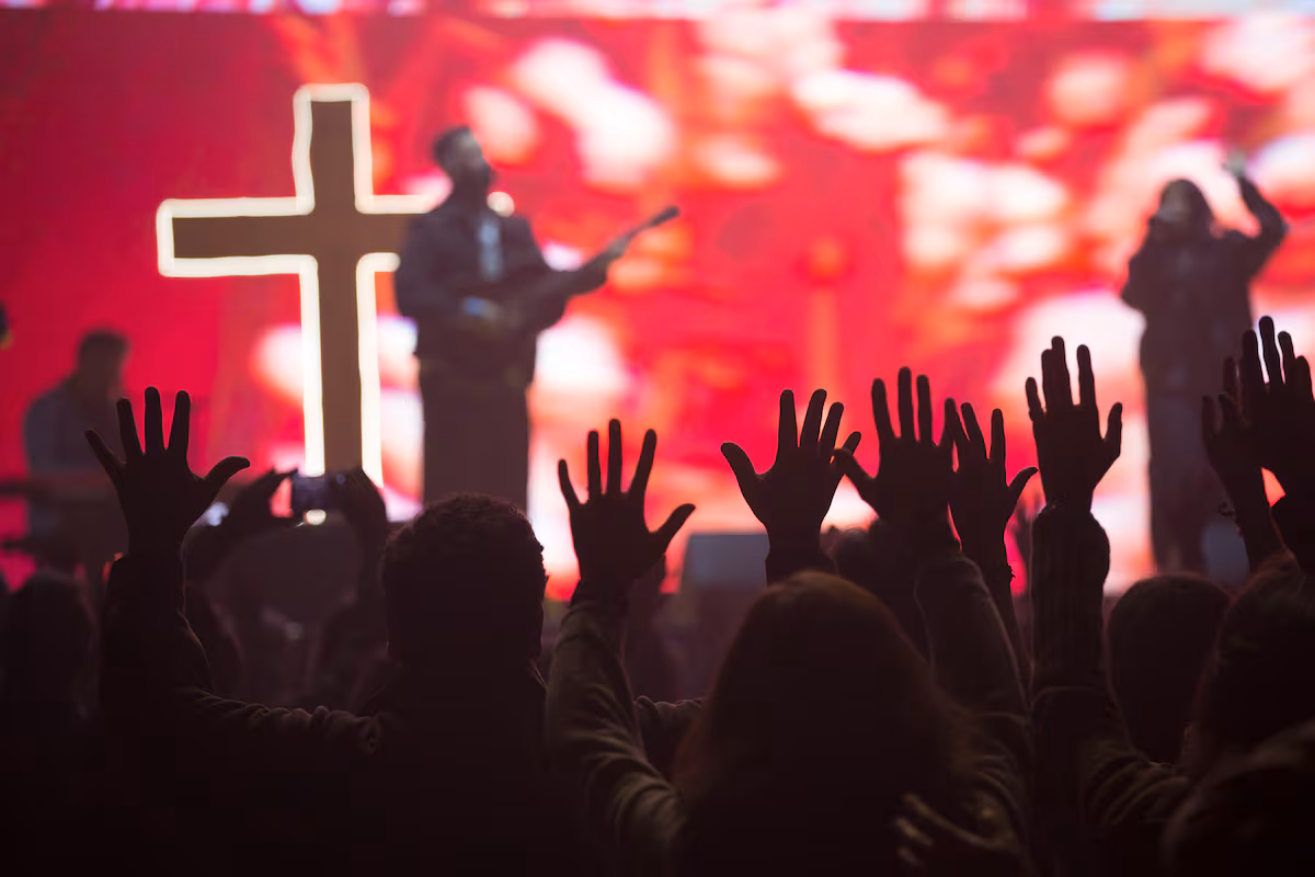 Rezo masivo en el Movistar Arena: “Creer en Dios está trending topic” EL PAÍS